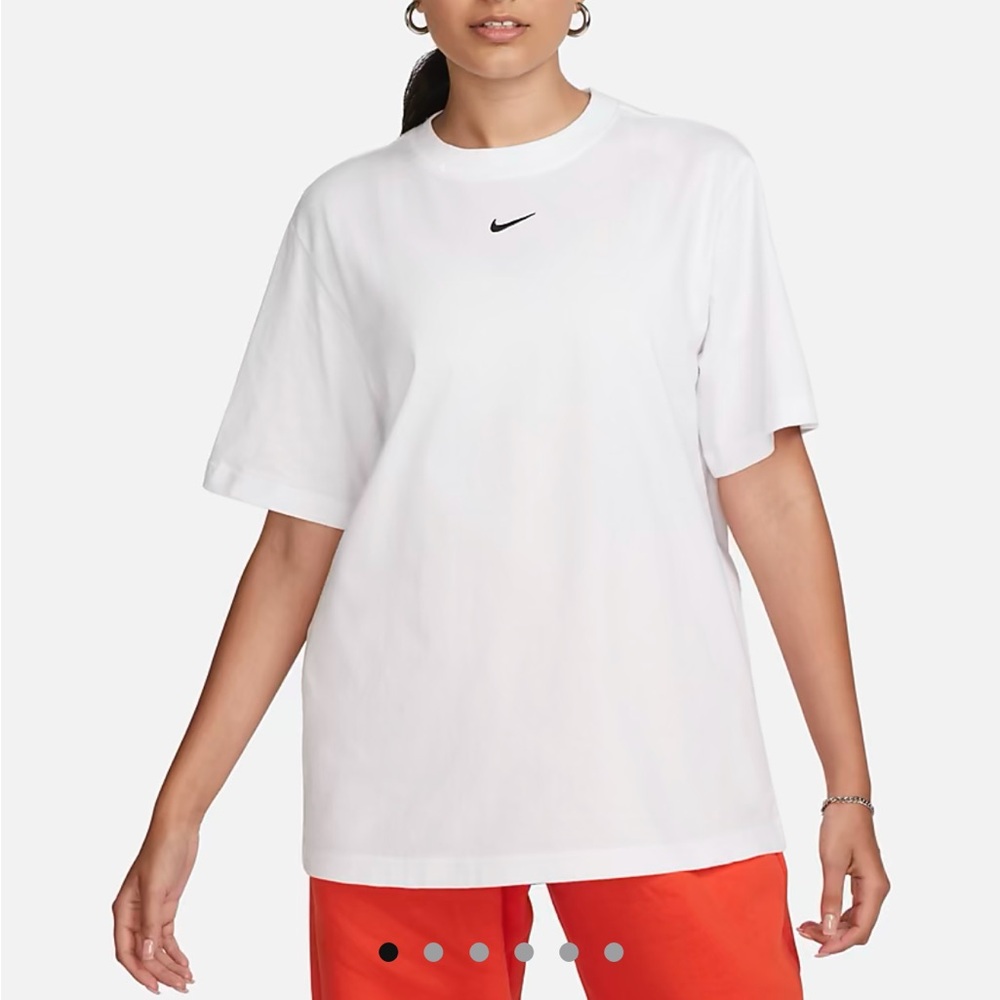 White Nike sportswear essential tee